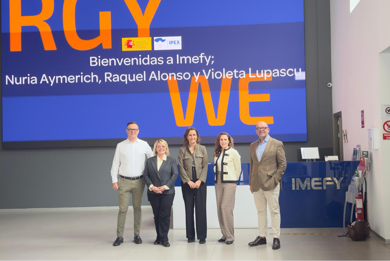 Armando Fontecha, Nuria Aymerich, Raquel Alonso, Violeta Lupascu y Eduardo Fontecha en la visita institucional de la Comisionada Especial para la Competitividad Industrial y de la PYME a las instalaciones de Los Yébenes en Toledo.